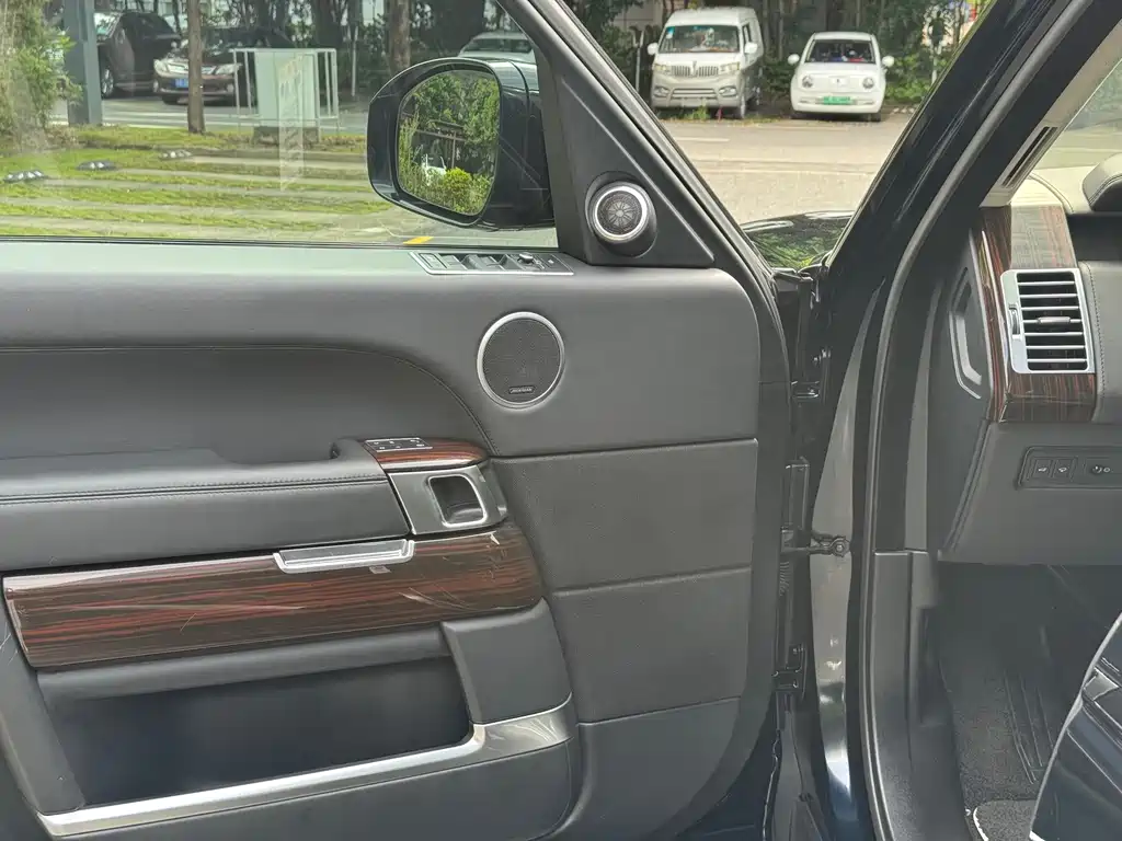 Land Rover Range Rover — миниатюра 18