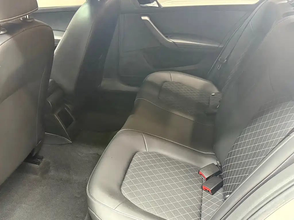 Skoda Rapid — миниатюра 10