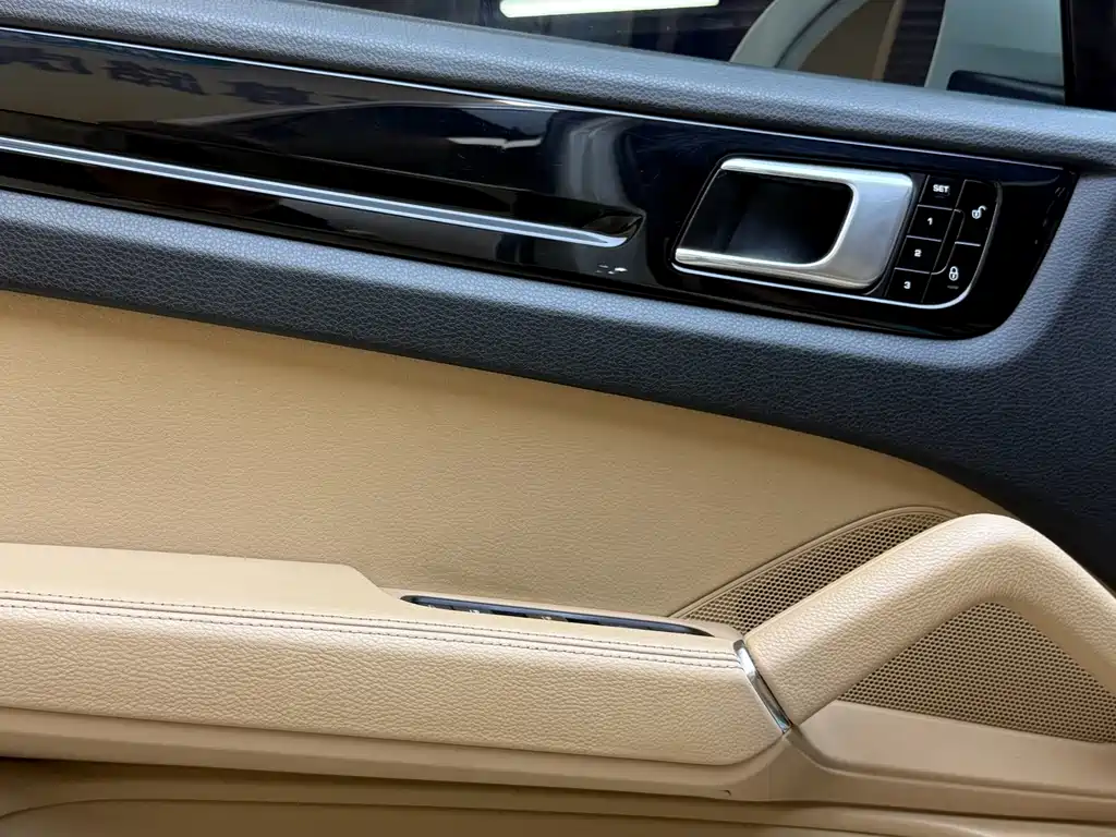 Porsche Cayenne — миниатюра 6