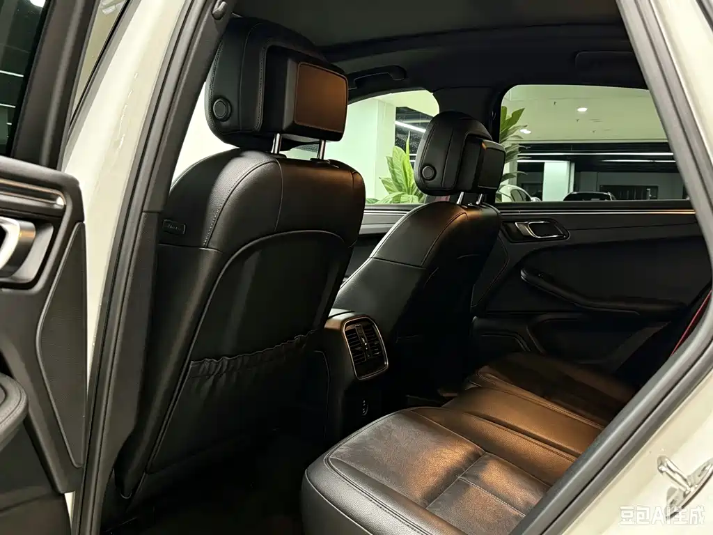 Porsche Macan — миниатюра 8