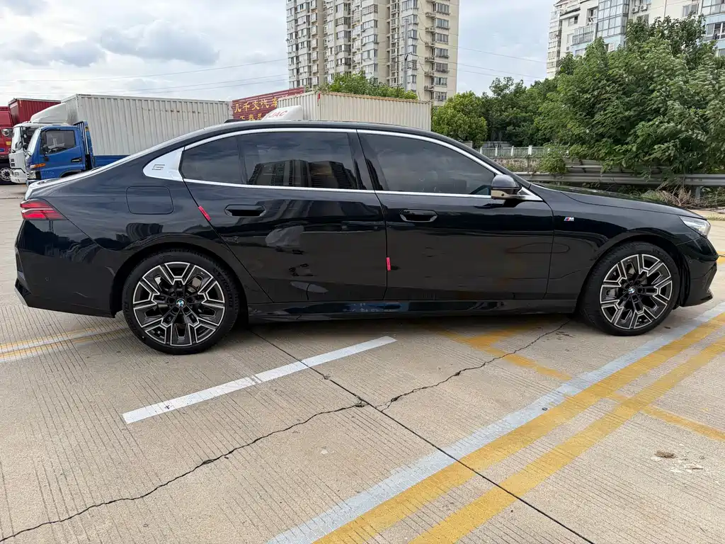 BMW 5 Series — миниатюра 5