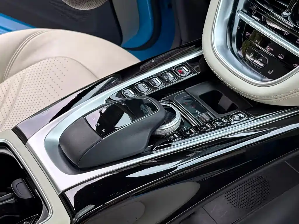 Aston Martin DBX — миниатюра 18