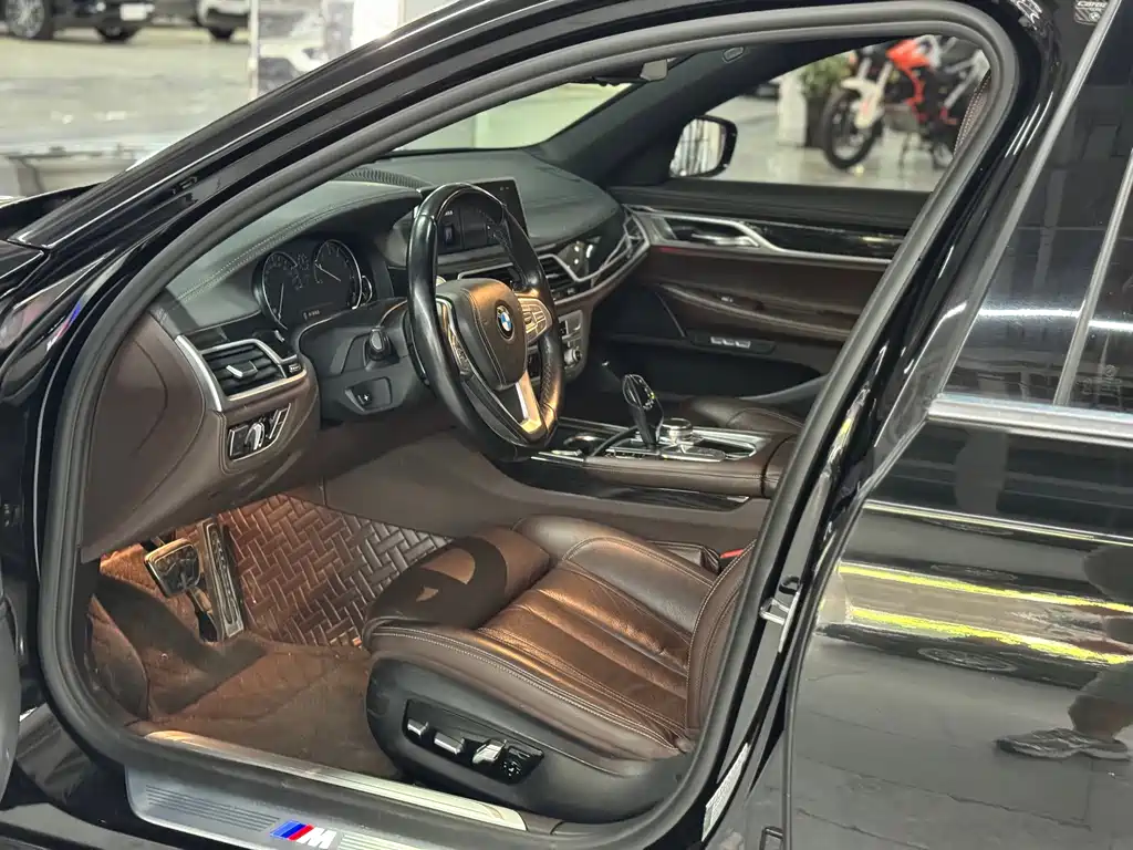 BMW 7 Series — миниатюра 4