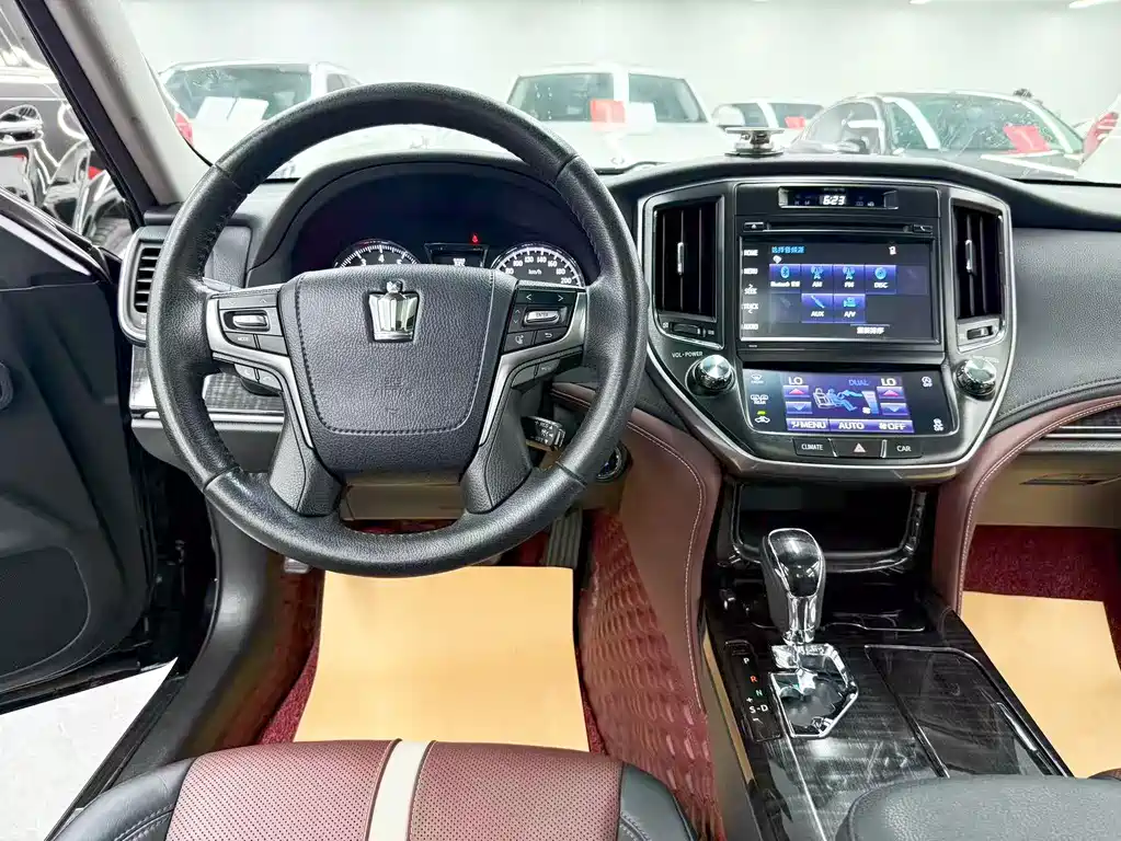 Toyota Crown — миниатюра 10