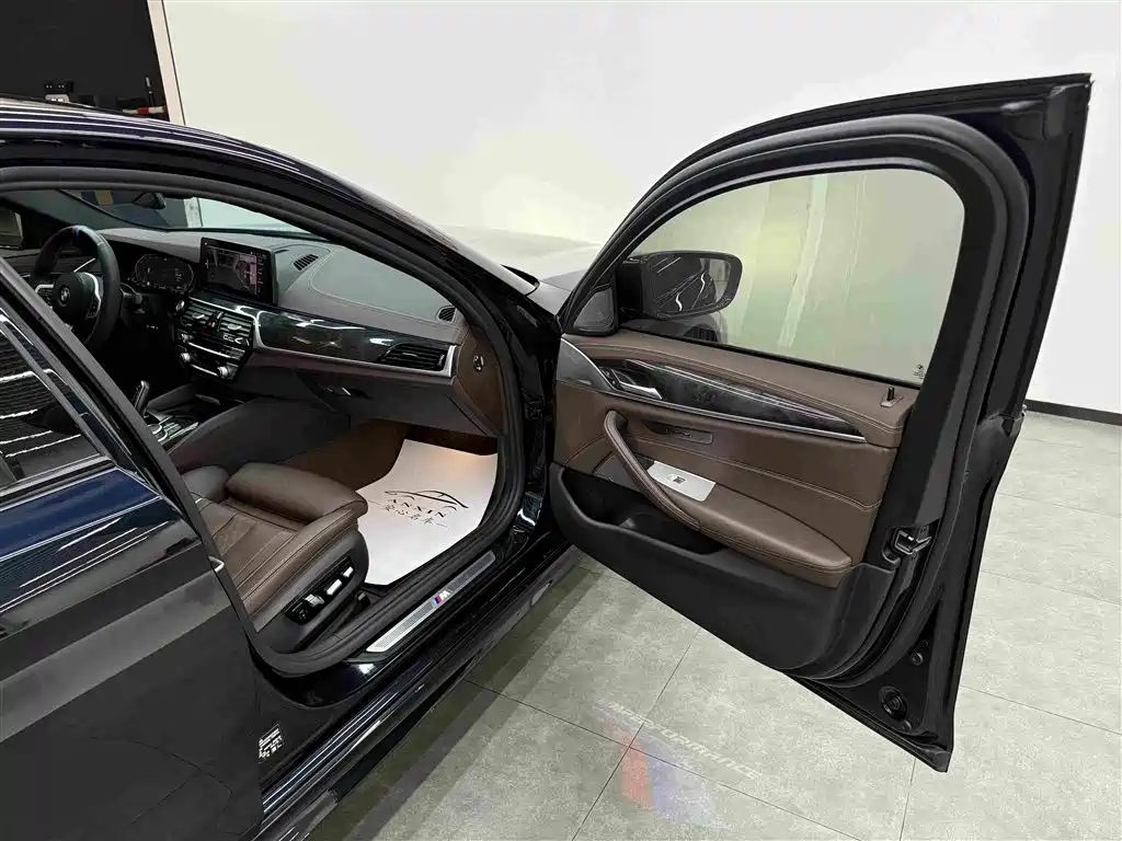 BMW 5 Series — миниатюра 9