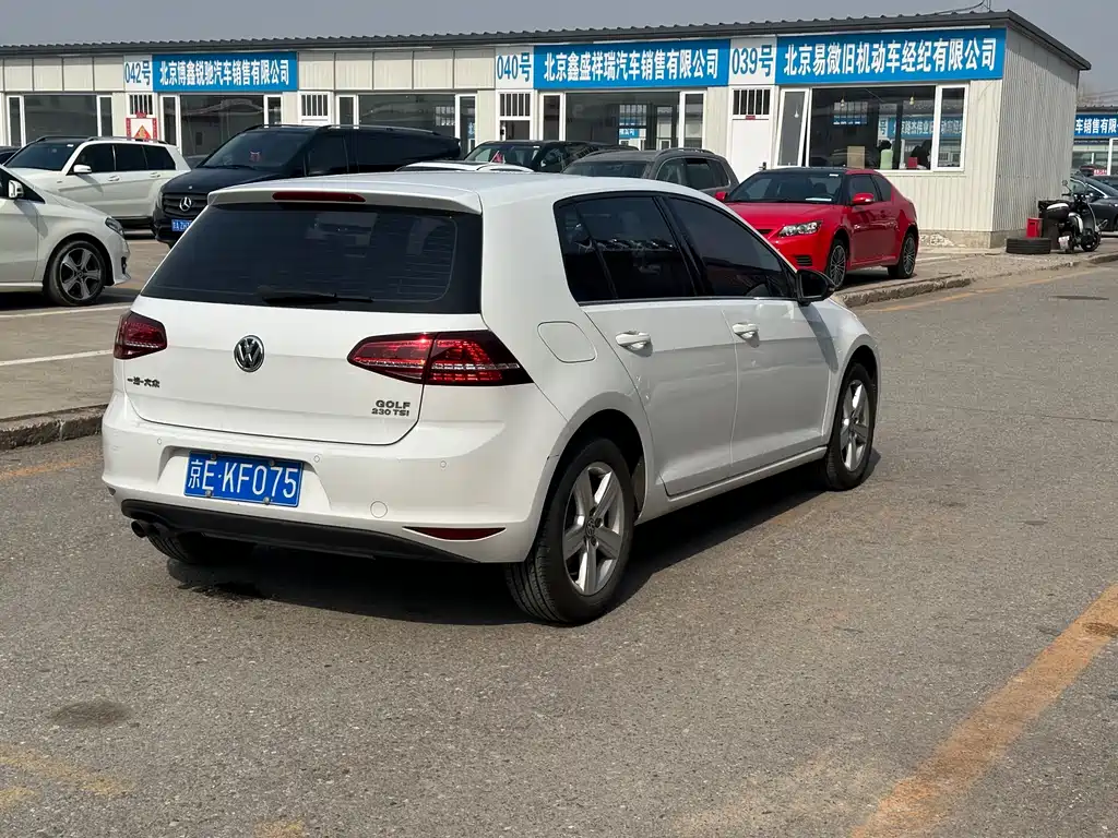 VOLKSWAGEN GOLF