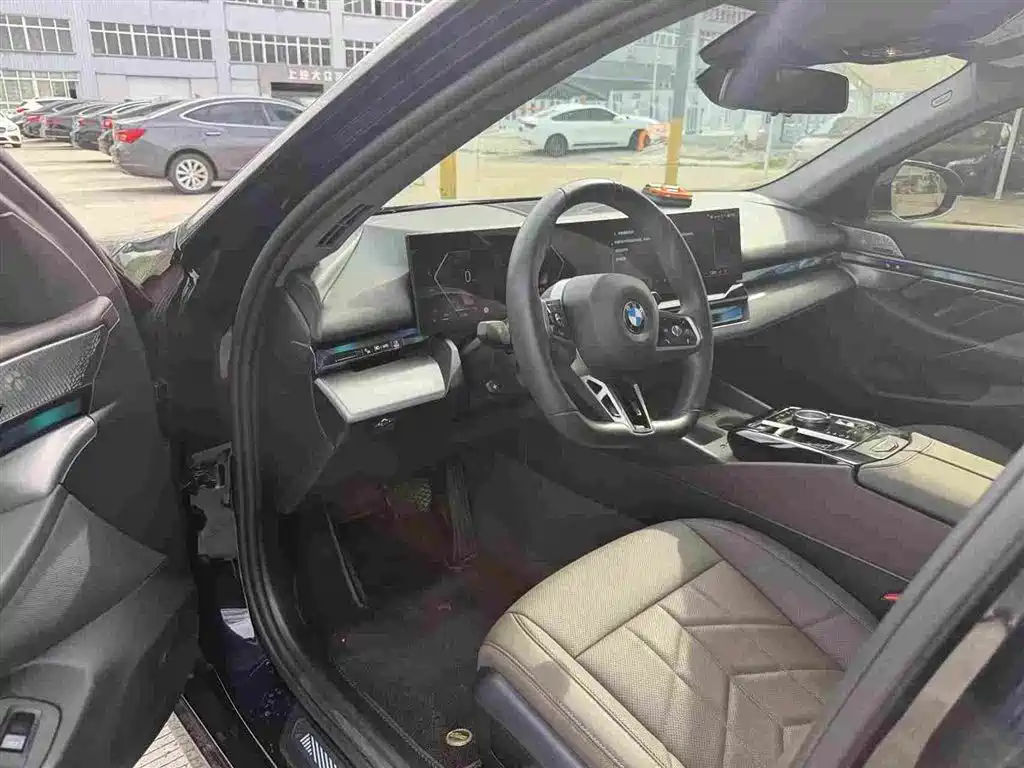 BMW 5 Series — миниатюра 3