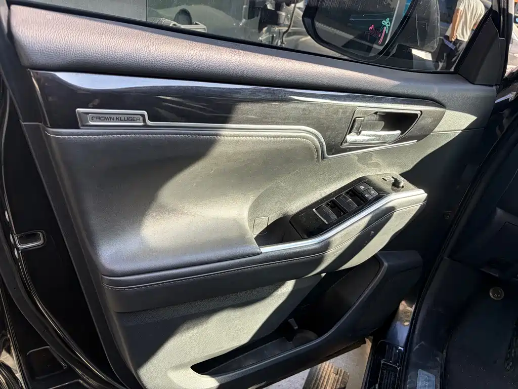 Toyota Crown Kluger — миниатюра 9