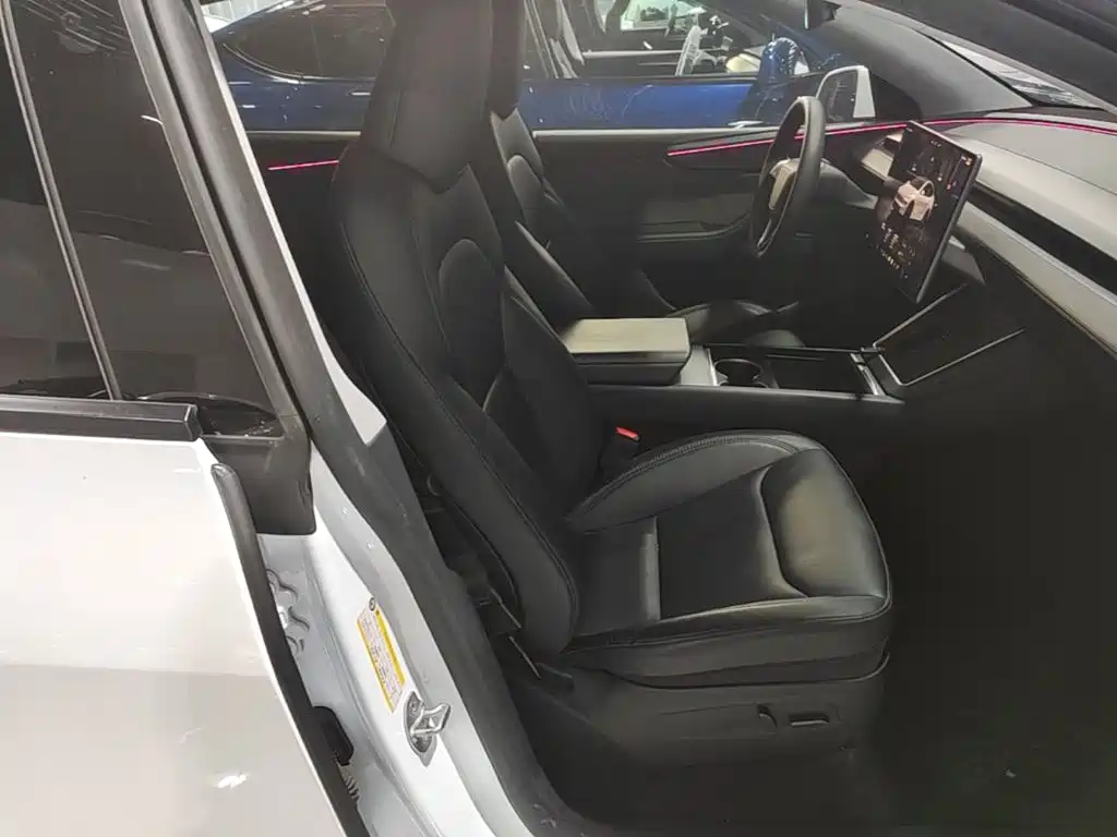 Tesla Model Y — миниатюра 25