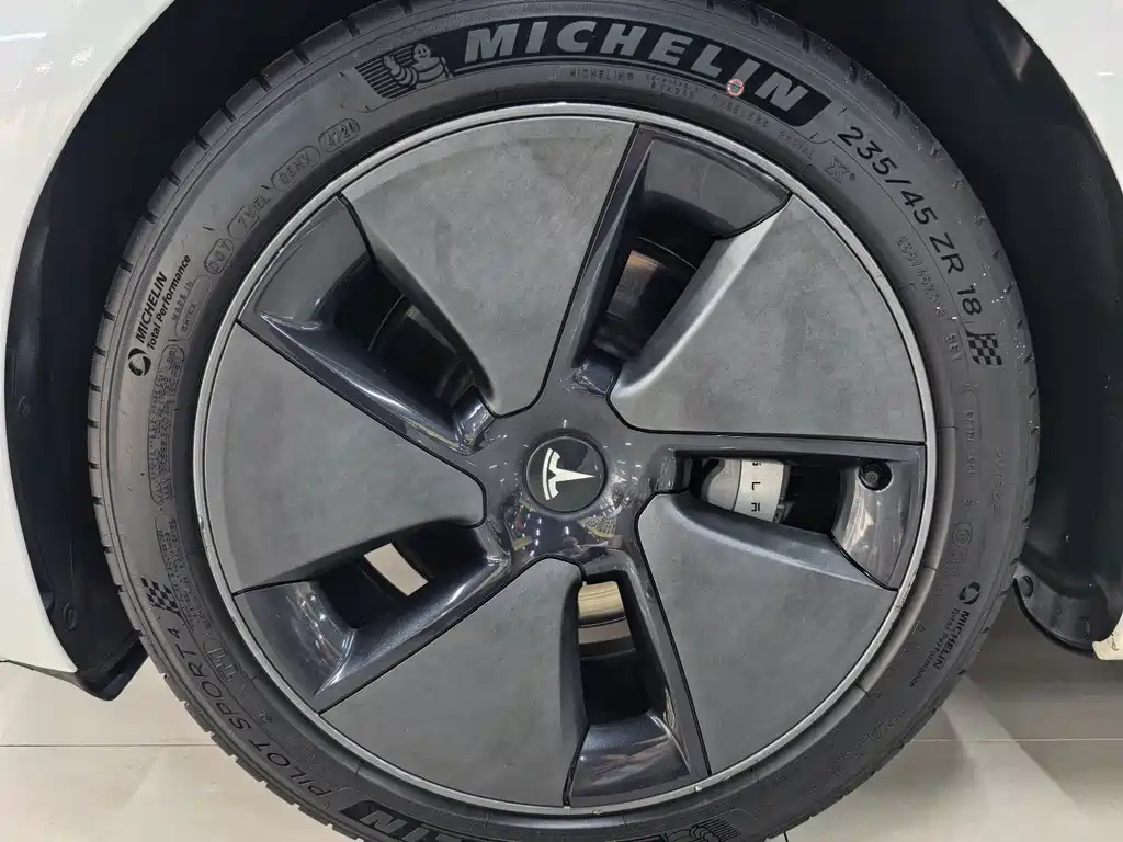 Tesla Model 3 — миниатюра 12