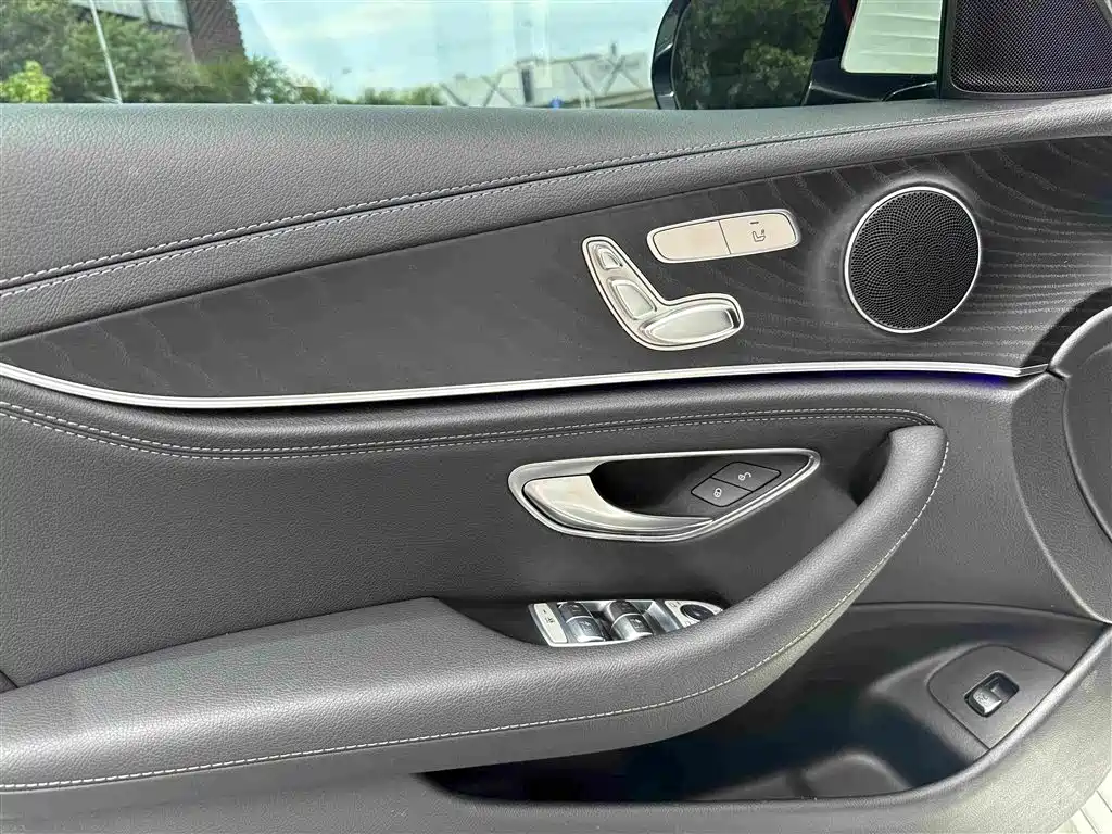 Mercedes-Benz E-Class — миниатюра 17
