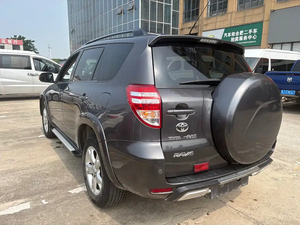 Toyota RAV4 2012 2.4L AT Luxury