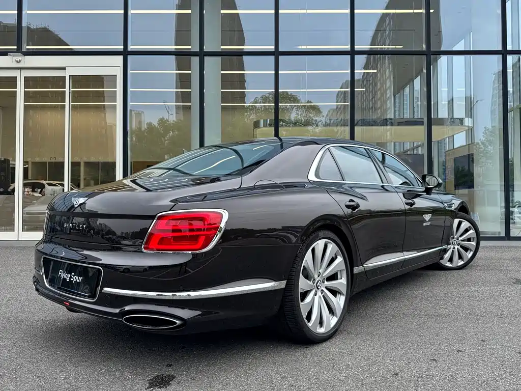 Bentley Flying Spur PHEV — миниатюра 6