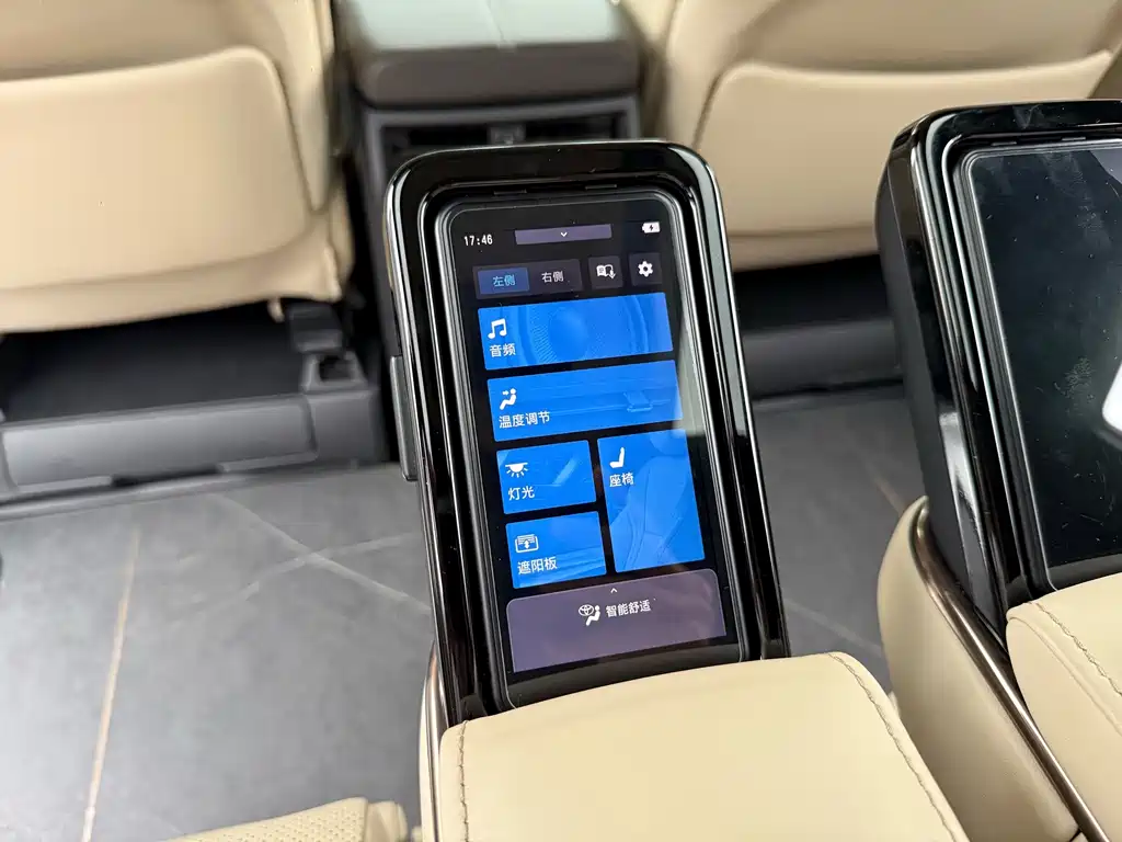 Toyota Alphard — миниатюра 10