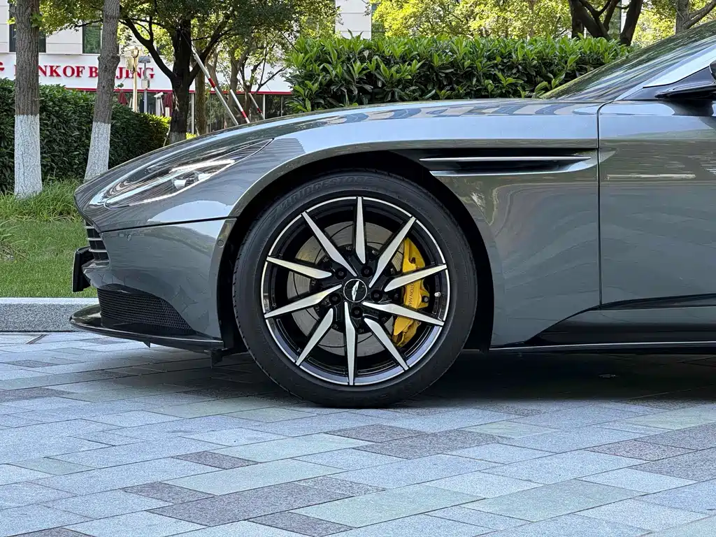 Aston Martin DB11 — миниатюра 5