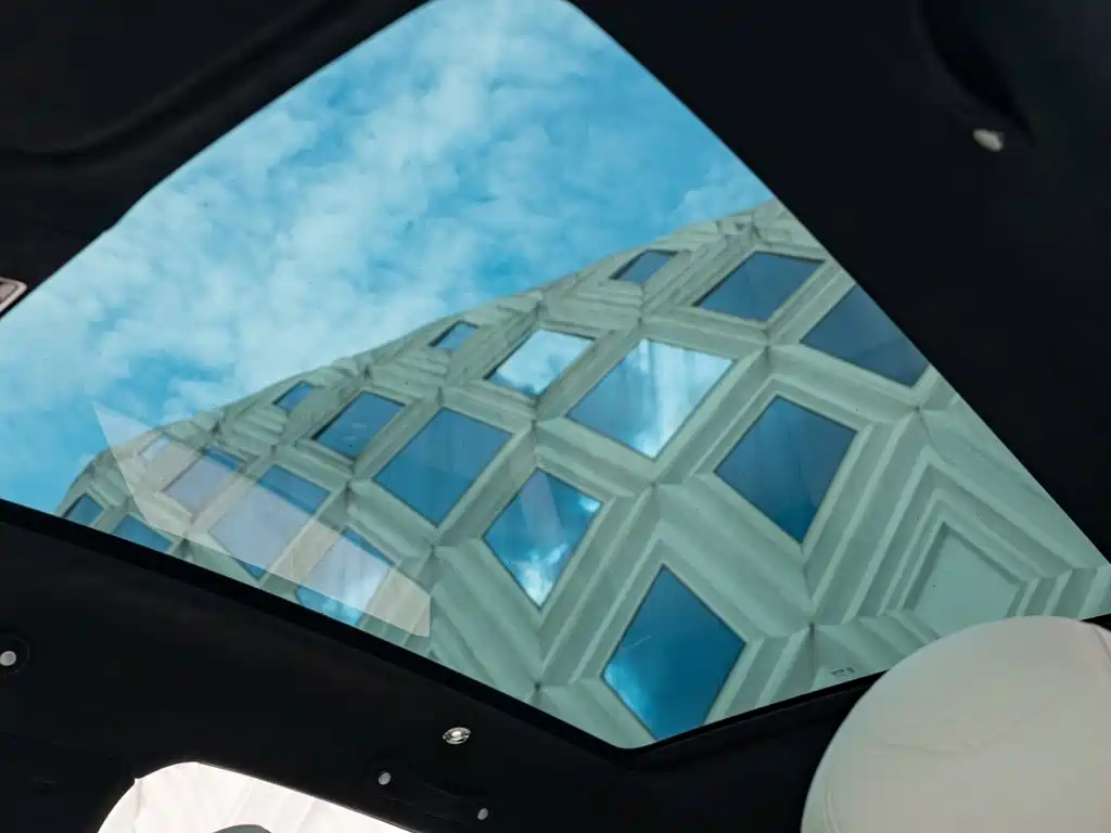 Aston Martin DBX — миниатюра 17
