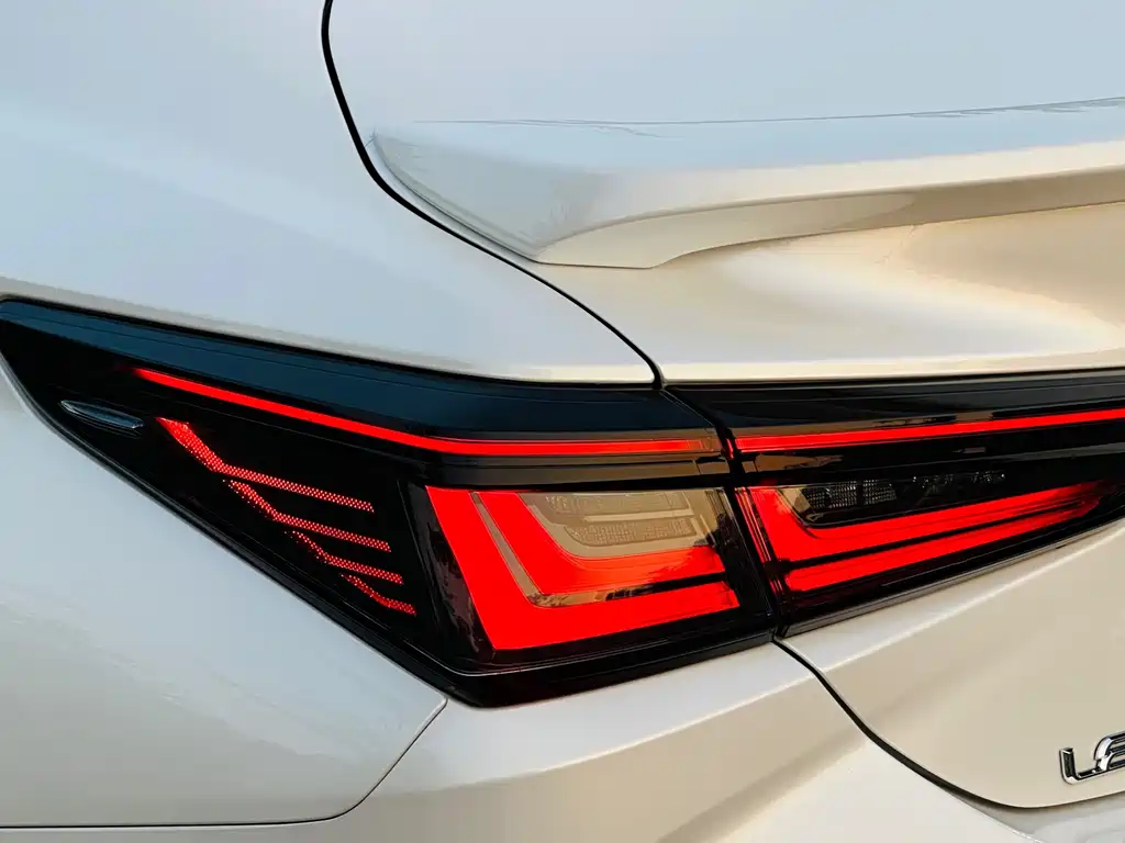 Lexus ES — миниатюра 11