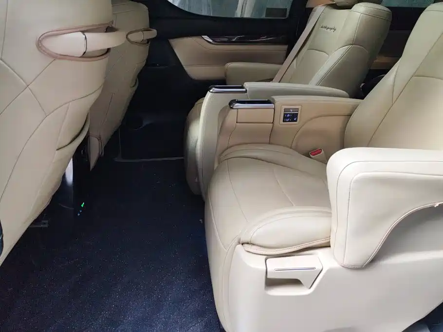 Toyota Alphard — миниатюра 11