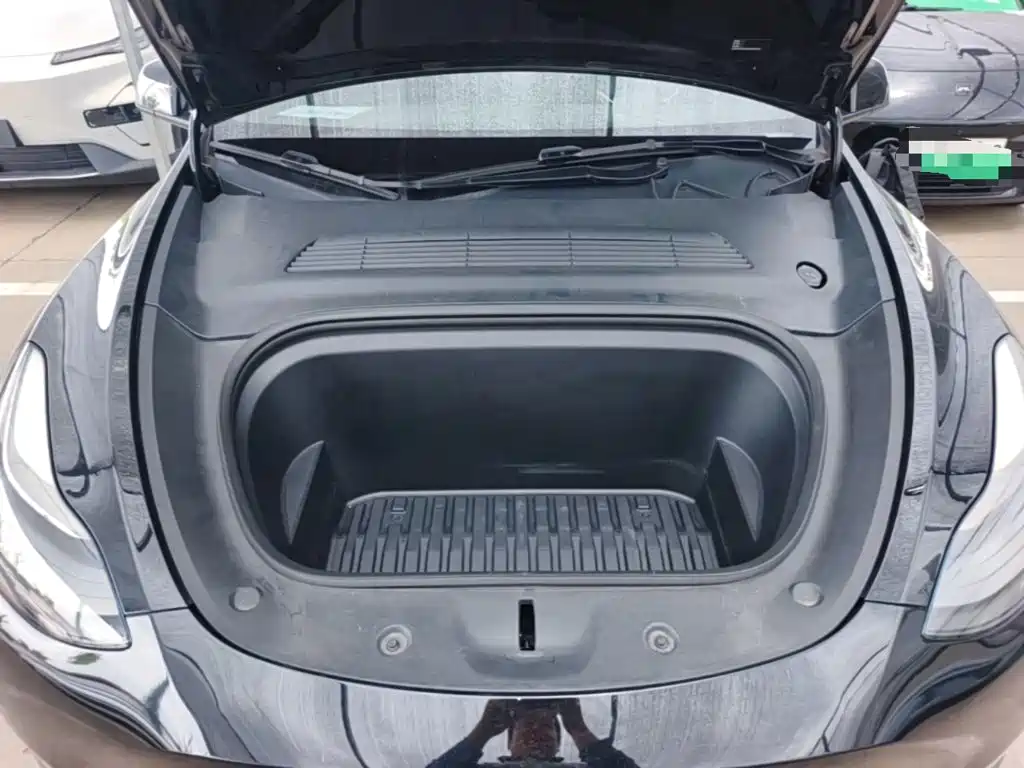 Tesla Model Y — миниатюра 20