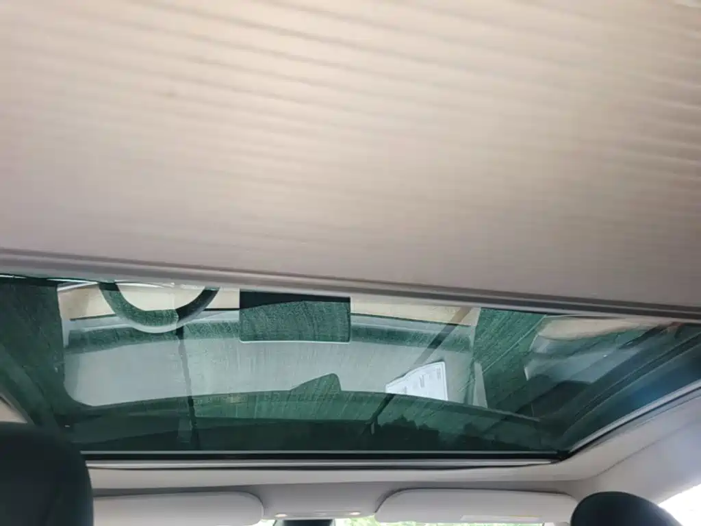 Tesla Model Y — миниатюра 18