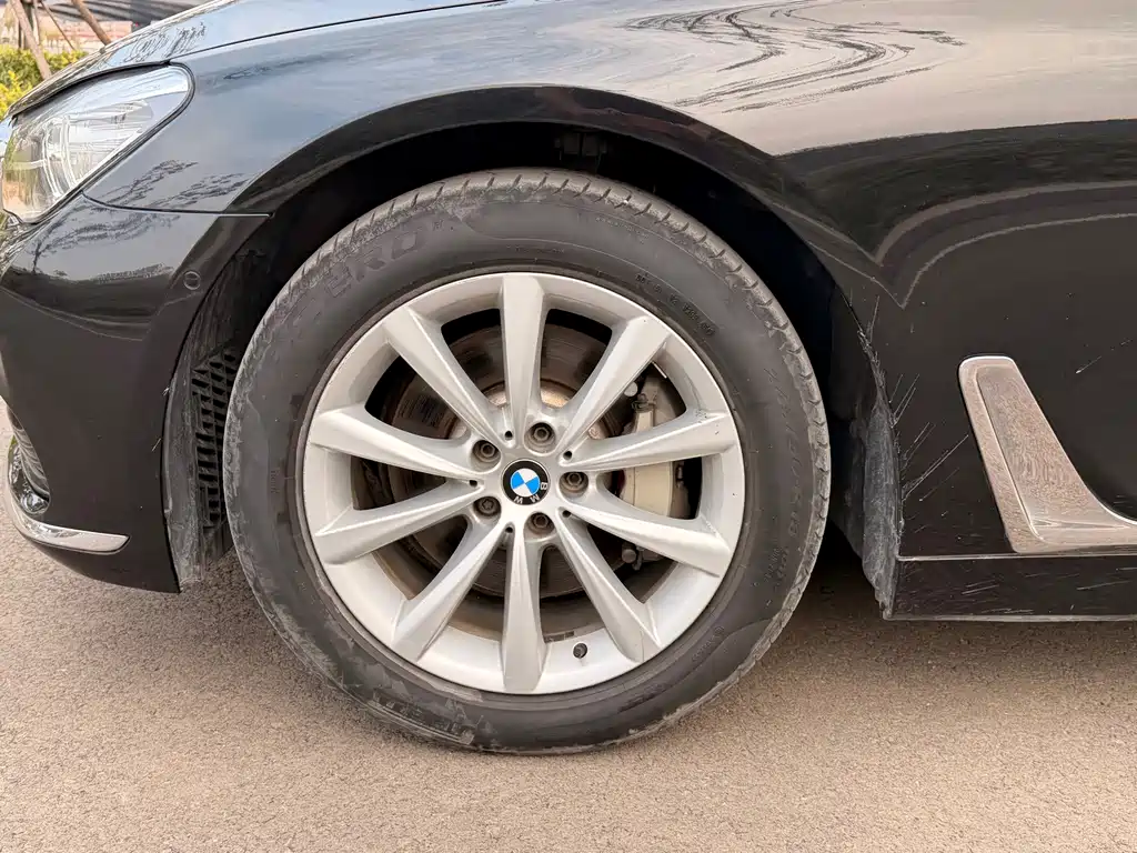 BMW 7 Series — миниатюра 9