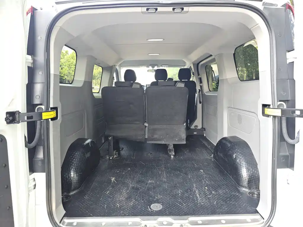 MAXUS V70 — миниатюра 16