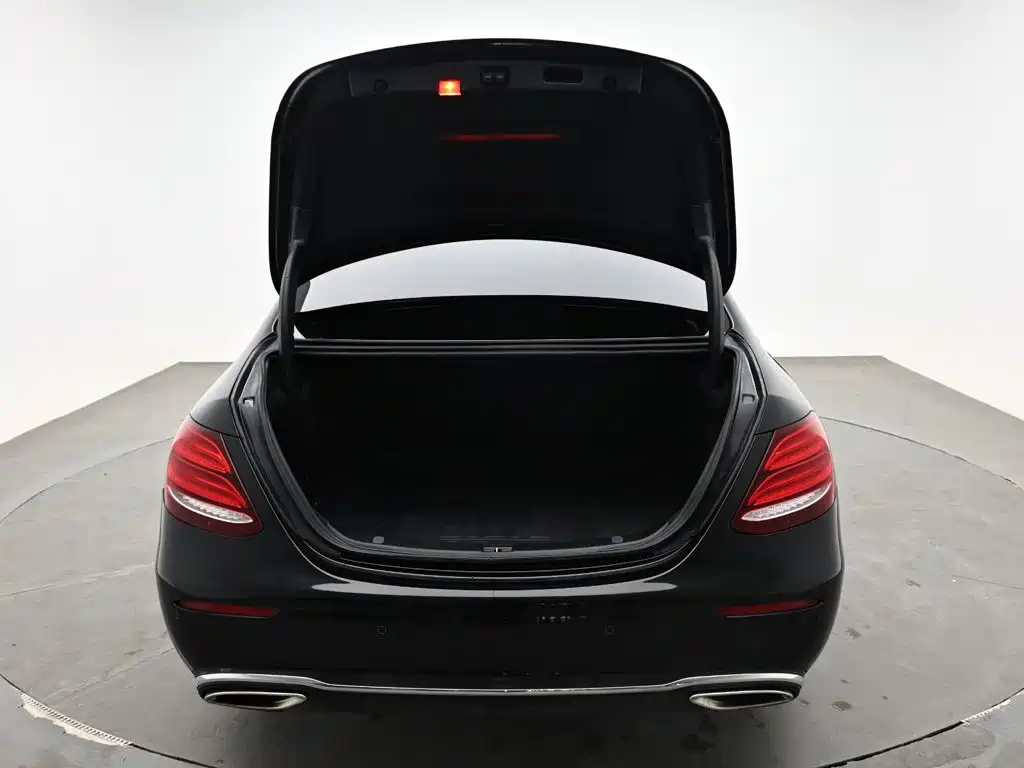 Mercedes-Benz E-Class — миниатюра 9
