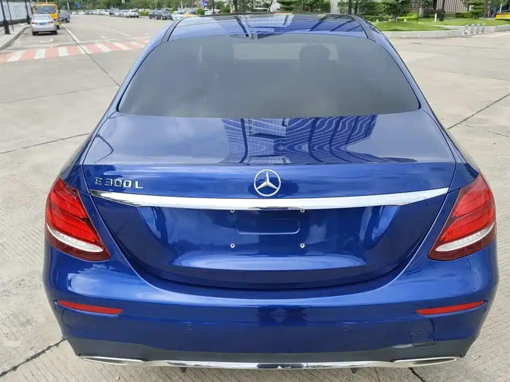 Mercedes-Benz E-Class — миниатюра 5