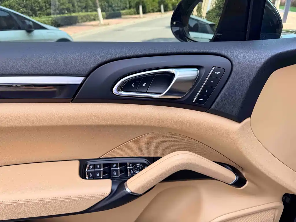 Porsche Cayenne — миниатюра 7