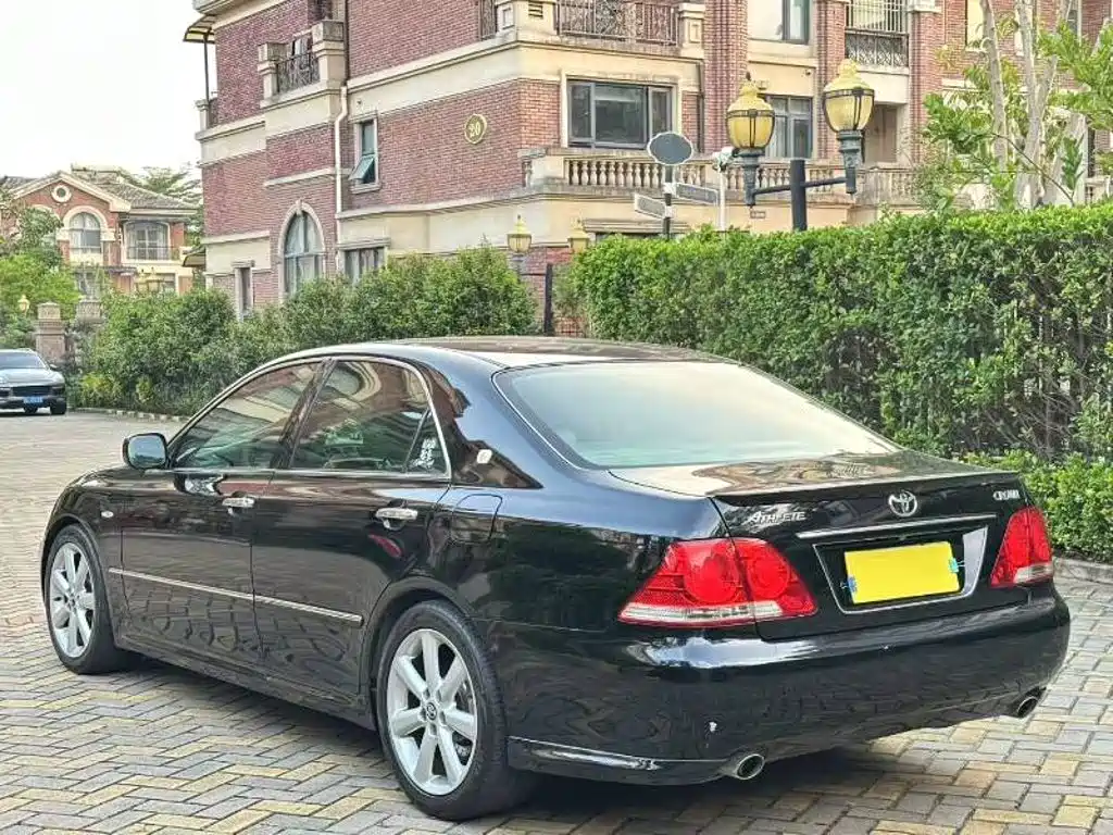 Toyota Crown — миниатюра 6