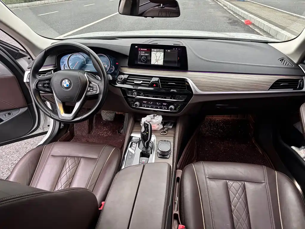 BMW 5 Series — миниатюра 10