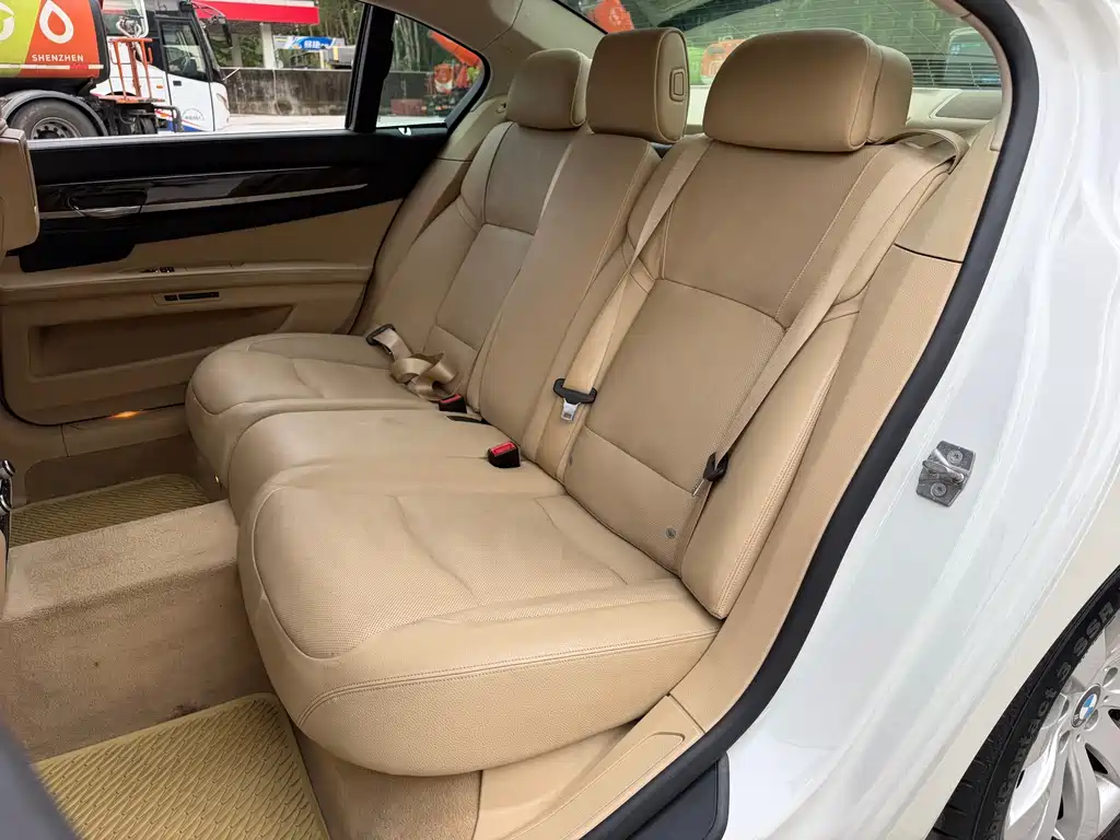 BMW 7 Series — миниатюра 5