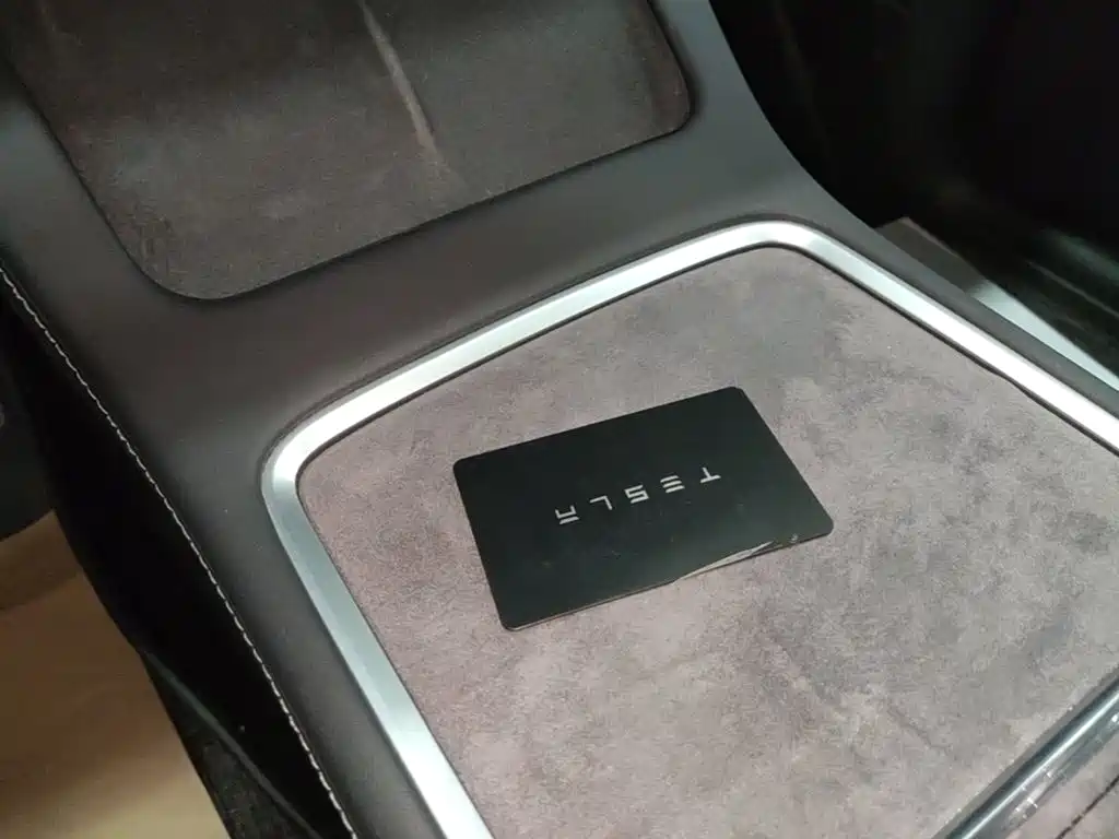 Tesla Model Y — миниатюра 9