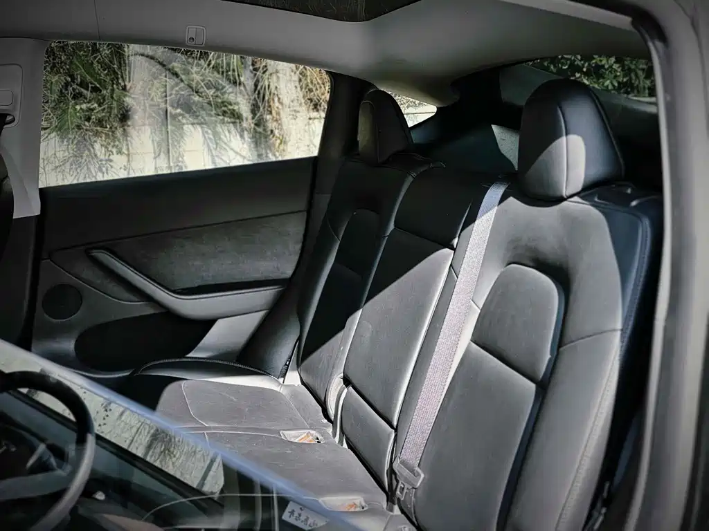 Tesla Model Y — миниатюра 10