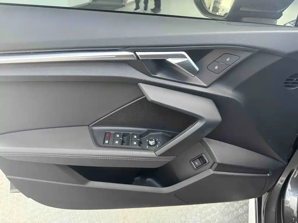 Mercedes-Benz GLB — миниатюра 9