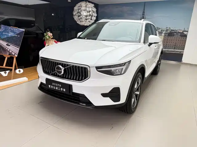 VOLVO XC40 2025