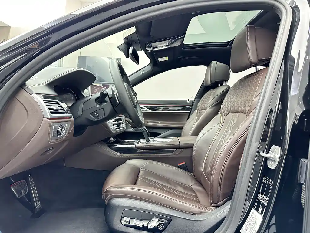 BMW 7 Series — миниатюра 9