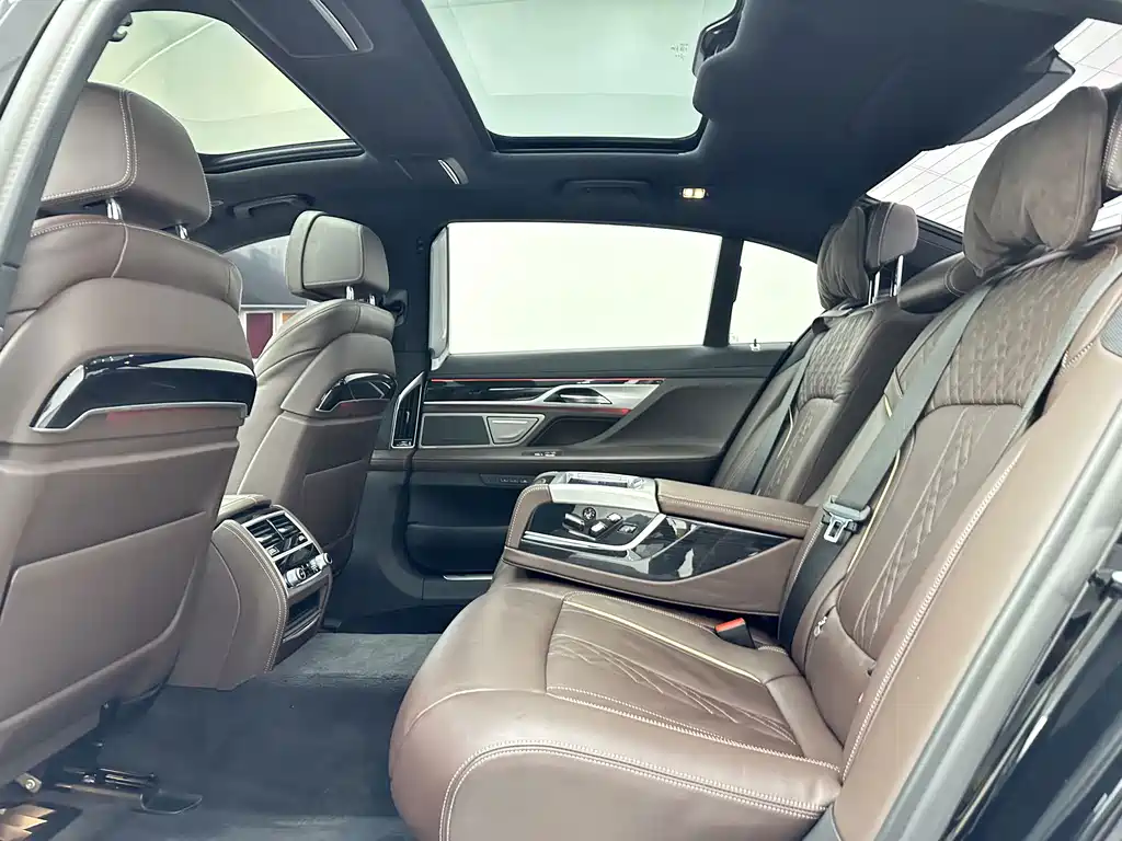 BMW 7 Series — миниатюра 11
