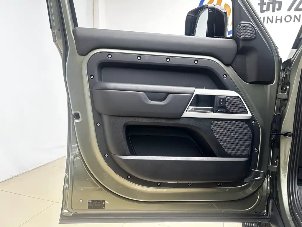 Land Rover Defender — миниатюра 8