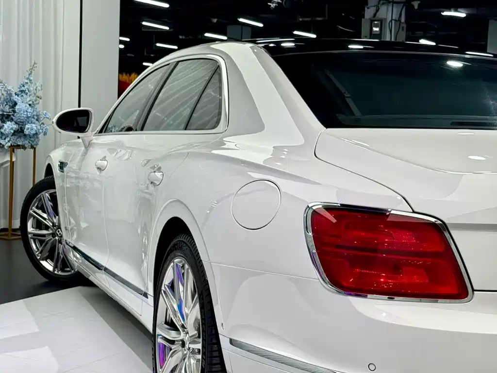 Bentley Flying Spur PHEV — миниатюра 10
