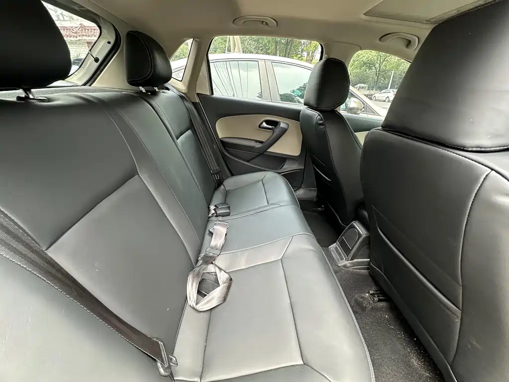 Volkswagen Polo 2014 1.6L Cross Polo AT