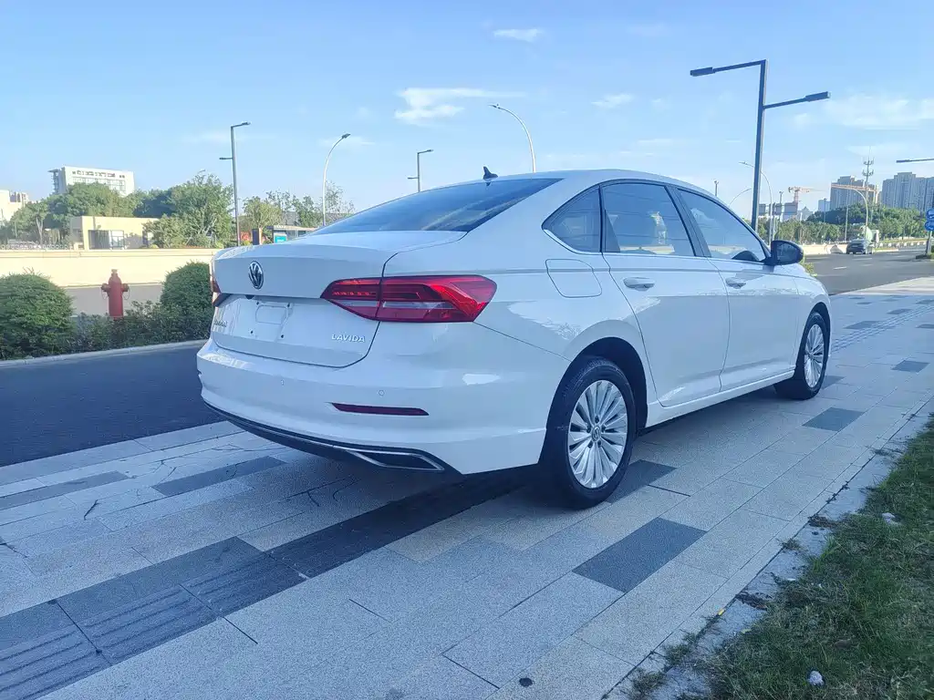 Volkswagen Lavida — миниатюра 5