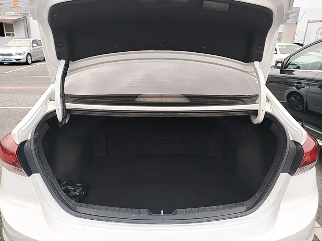 Hyundai Elantra — миниатюра 19