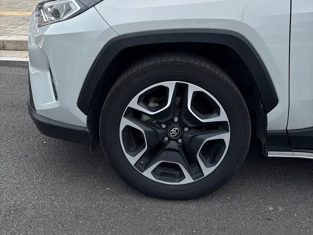 Toyota RAV4 — миниатюра 6