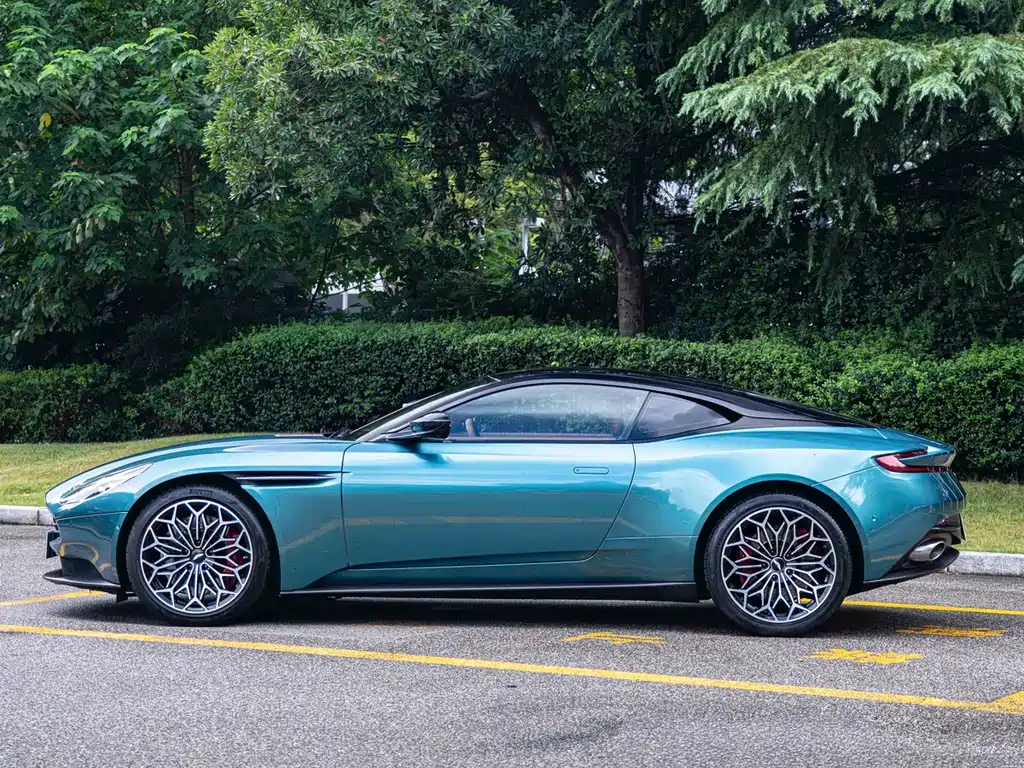 Aston Martin DB11 — миниатюра 4