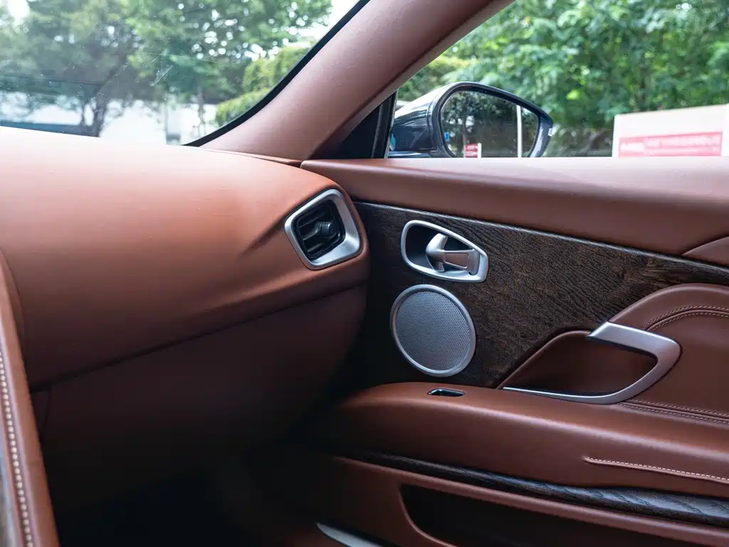 Aston Martin DB11 — миниатюра 15