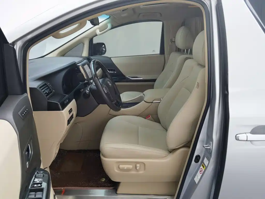 Toyota Alphard — миниатюра 10