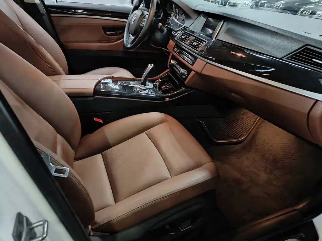 BMW 5 Series — миниатюра 14