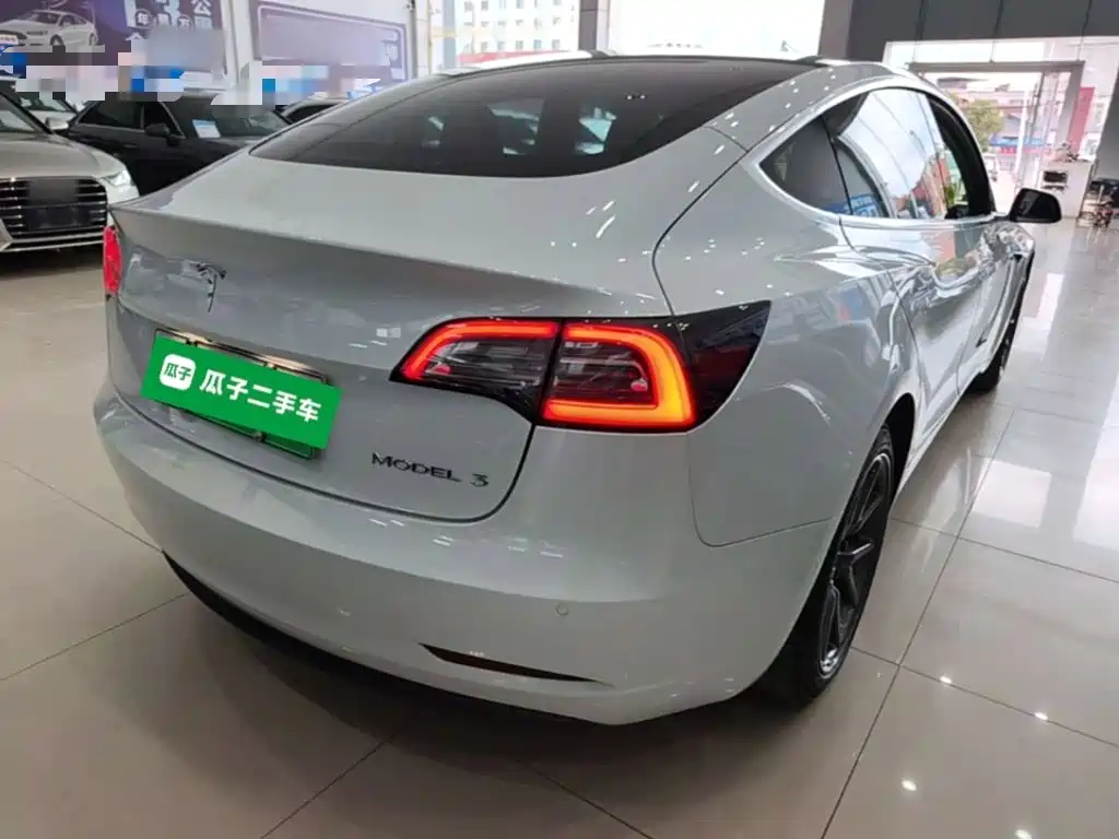 Tesla Model 3 — миниатюра 7