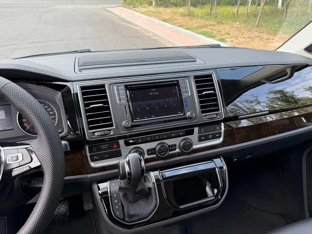 Volkswagen Multivan — миниатюра 9